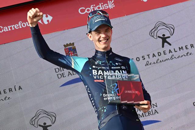 Jakob Omrzel celebra no pódio em Calar Alto      Fotografia Imago