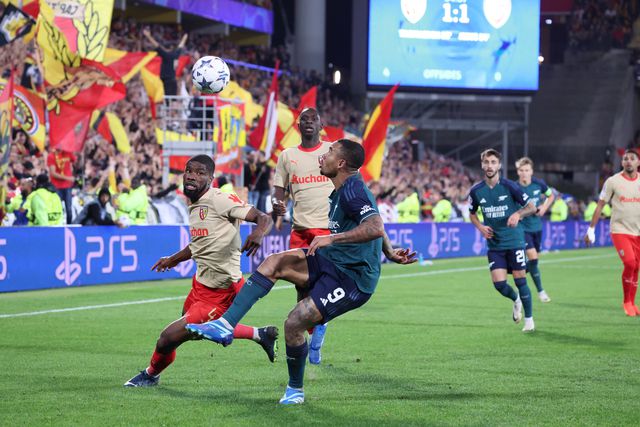 Lens abate Arsenal e é lider, PSV empata Sevilha