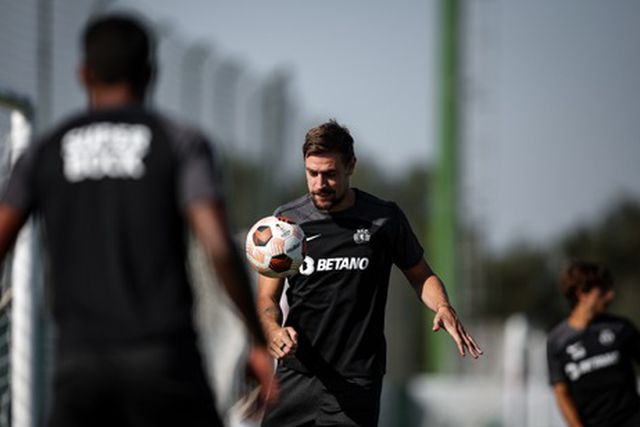 Sporting treina-se com Coates integrado