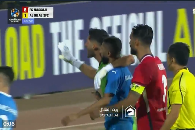 Jogador de Jesus teve de ser escoltado por rival até ao túnel após ser expulso