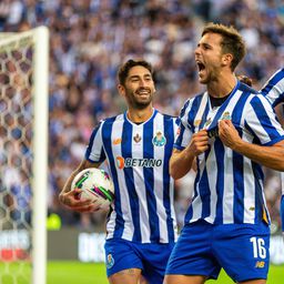 Nico González festeja um golo pelo FC Porto, juntamente com Alan Varela e Samu