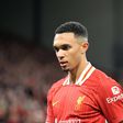 Lenda do Liverpool não perdoa Alexander-Arnold: «Decidiu tornar-se rival»