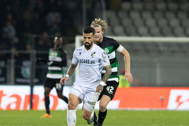 Tiago Silva a defrontar o Sporting pelo Vitória em Guimarães