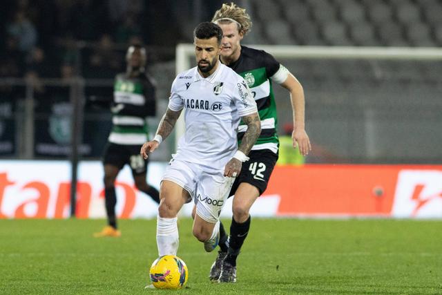 Tiago Silva a defrontar o Sporting pelo Vitória em Guimarães