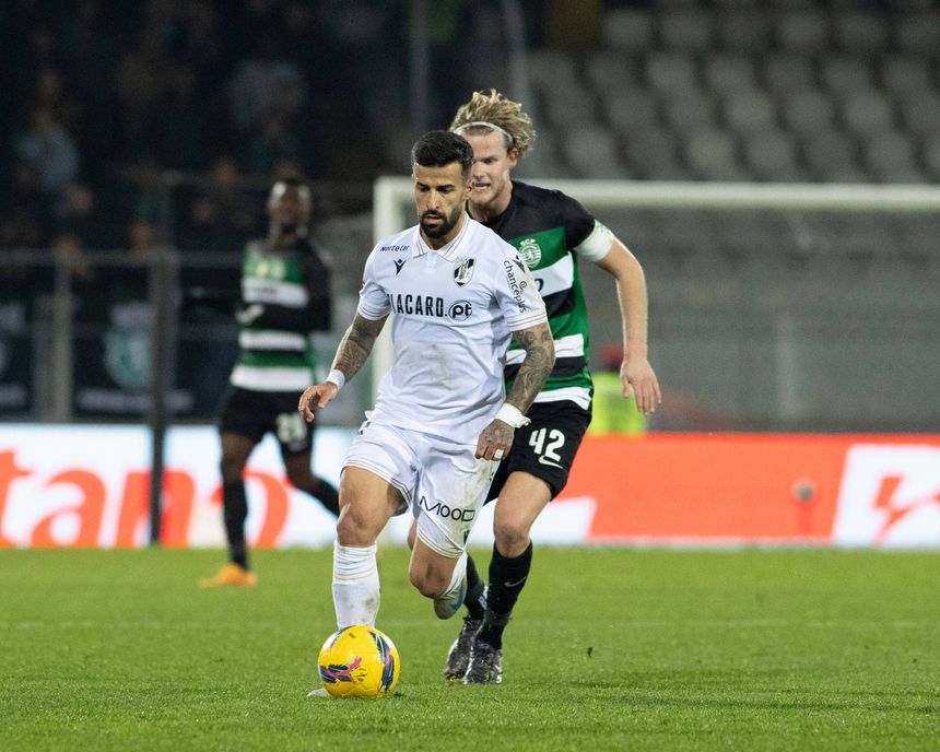 Tiago Silva a defrontar o Sporting pelo Vitória em Guimarães
