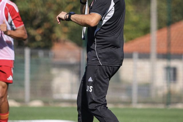João Pedro Sousa a orientar o treino do Aves SAD