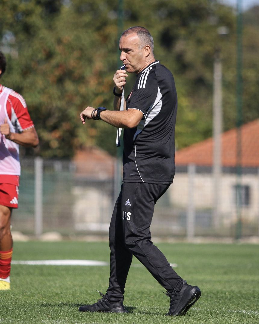 João Pedro Sousa a orientar o treino do Aves SAD