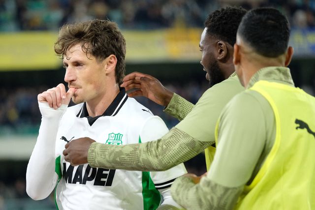 Pinamonti escapa a penálti displicente e dá vitória ao Sassuolo em Verona