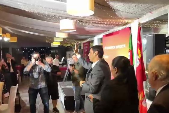 Rui Costa saúda benfiquistas em Gaia