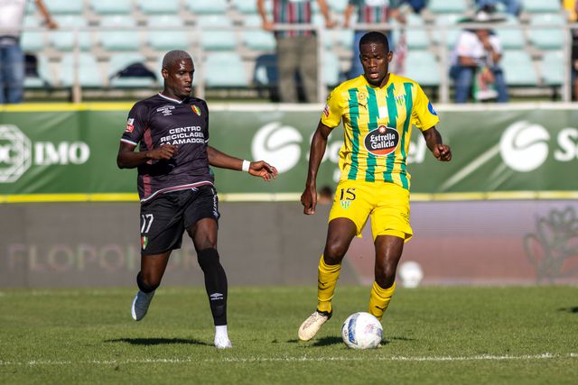 Yaya Sithole, médio do Tondela (à direita) - Foto: IMAGO
