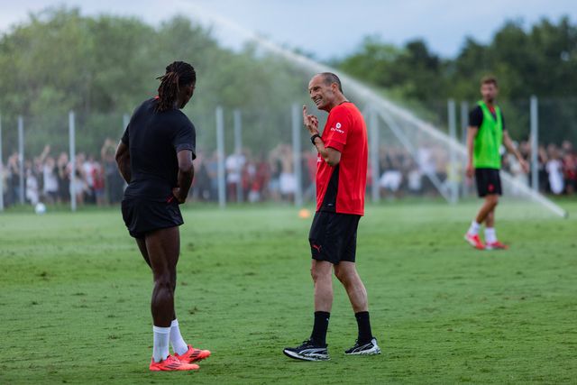 Rafael Leão e Massimiliano Allegri durante um treino do Milan