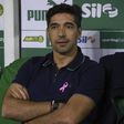 Abel Ferreira no banco do Palmeiras durante um jogo do Brasileirão
