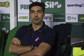 Abel Ferreira no banco do Palmeiras durante um jogo do Brasileirão
