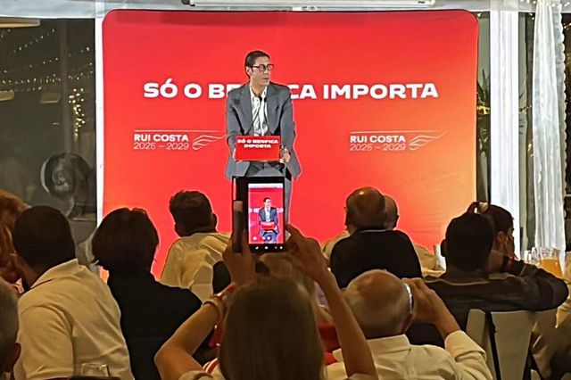 Rui Costa discursa numa iniciativa de campanha em Gaia