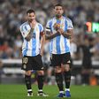 Lionel Messi ao lado de Nicolás Otamendi em jogo da seleção da Argentina