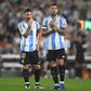 Lionel Messi ao lado de Nicolás Otamendi em jogo da seleção da Argentina