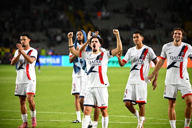 Vitinha a celebrar efusivamente a vitória do PSG em Barcelona para a Champions