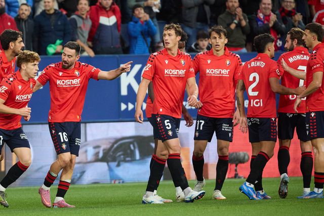 Bolas de ténis e jogo parado: adeptos do Osasuna protestam guerra em Gaza (vídeo)
