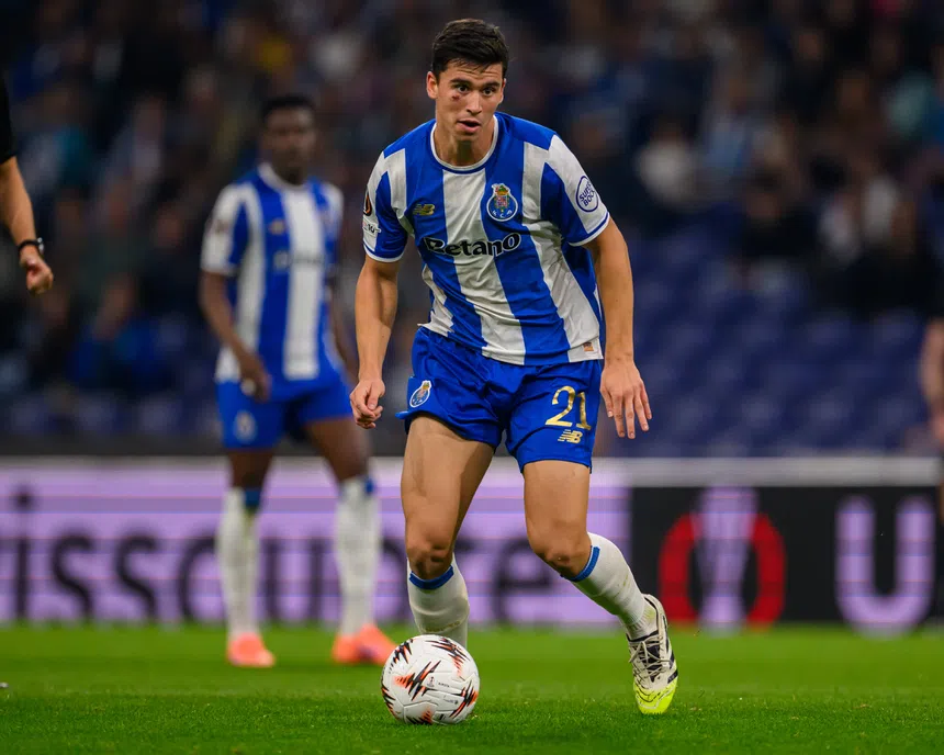 Dragão ferido cospe fogo no clássico!
