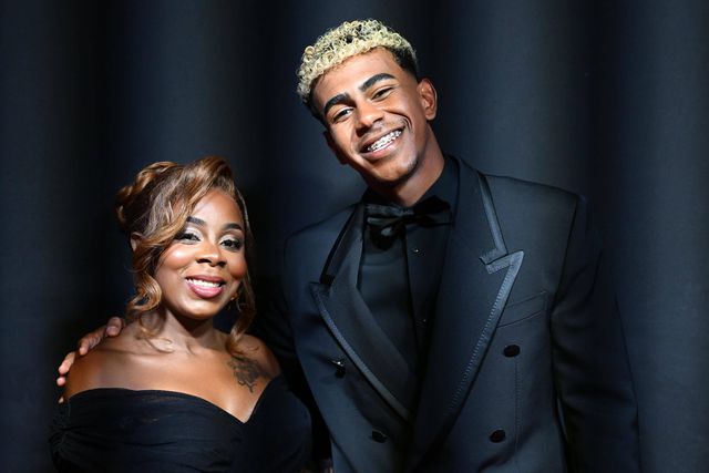 Quer jantar com a mãe de Yamal? Tem de abrir os cordões à bolsa (mas por uma boa causa)