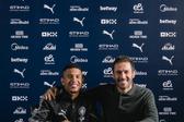 Savinho a assinar contrato ao lado de Hugo Viana, diretor desportivo do Man. City