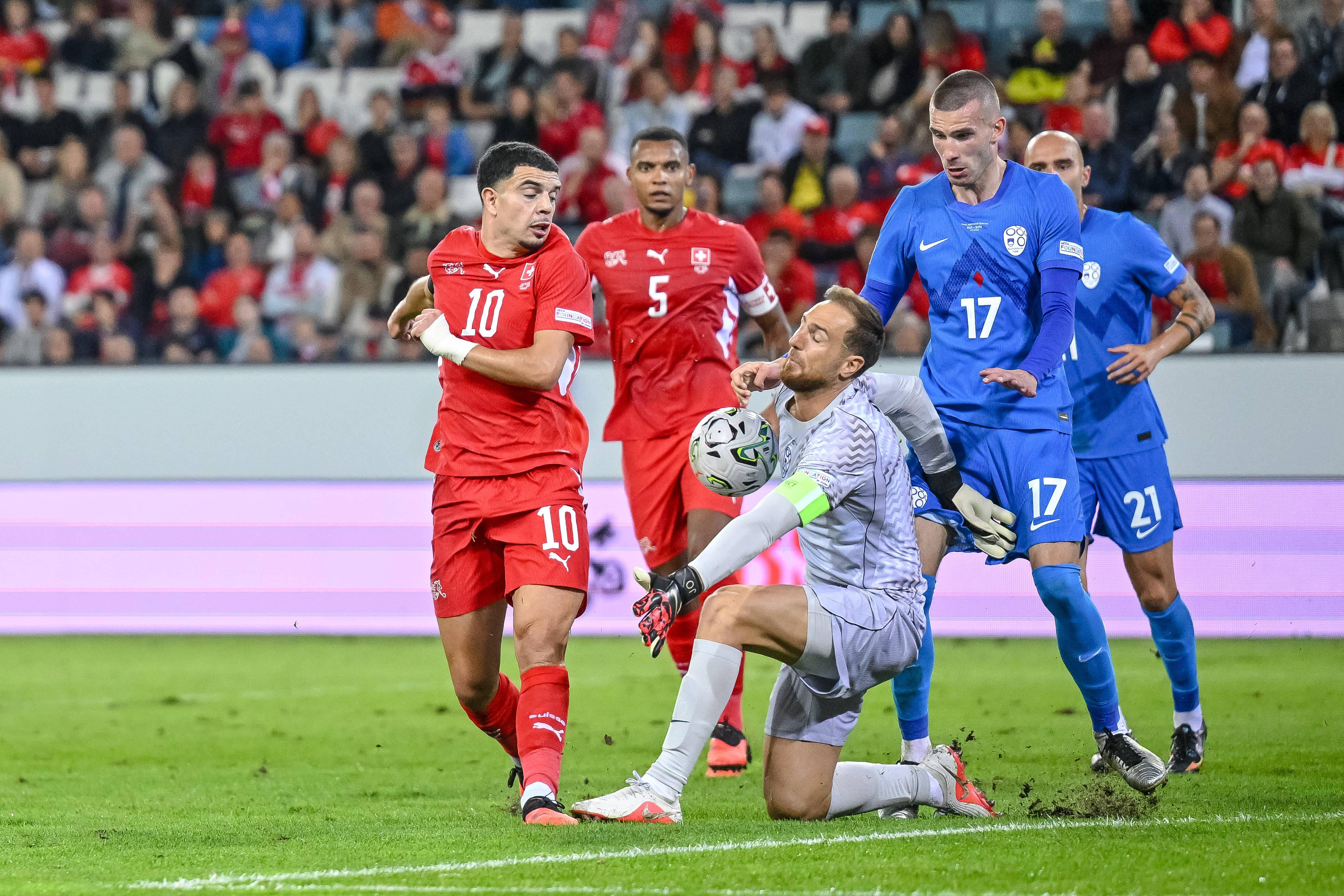 Jan Oblak a defender um remate de outro ex-Benfica, Amdouni