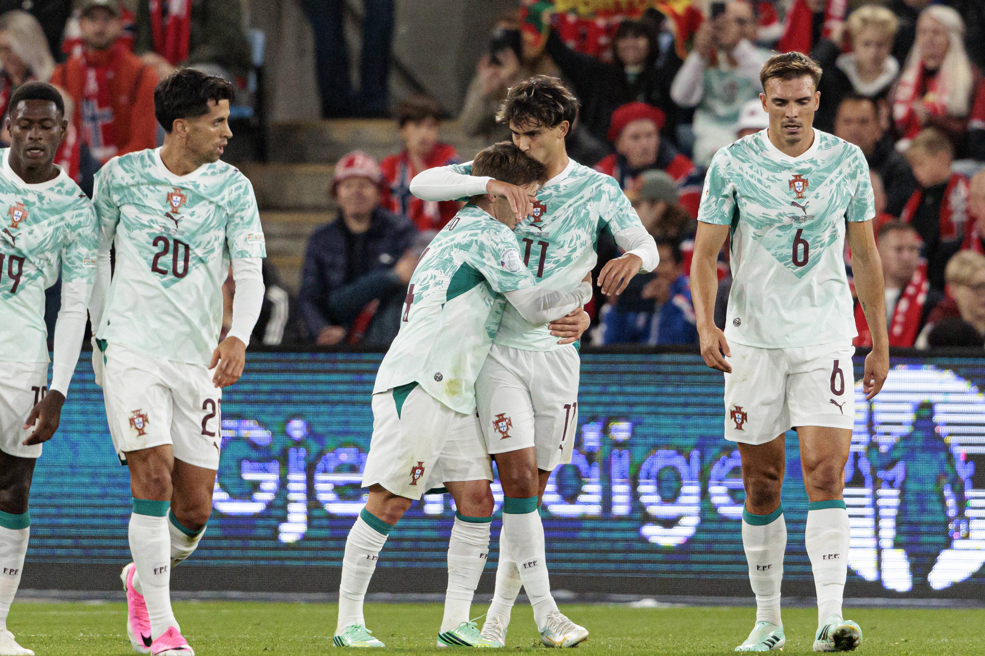 Francisco Conceição abraçado a João Félix na Noruega