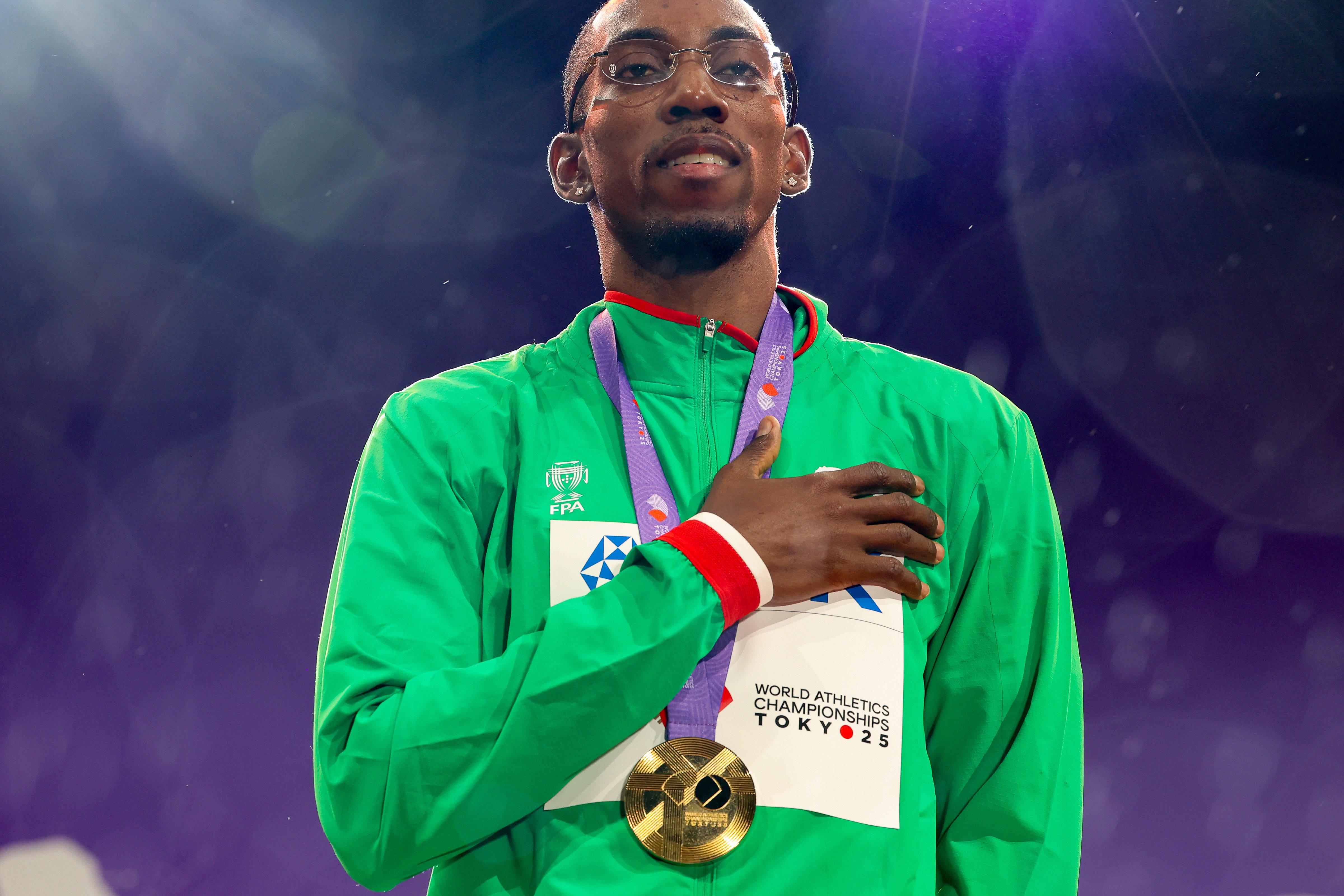 Pichardo com a medalha de ouro de campeão do mundo, do triplo salto conquistada em Tóquio, em setembro de 2025 — Foto: IMAGO