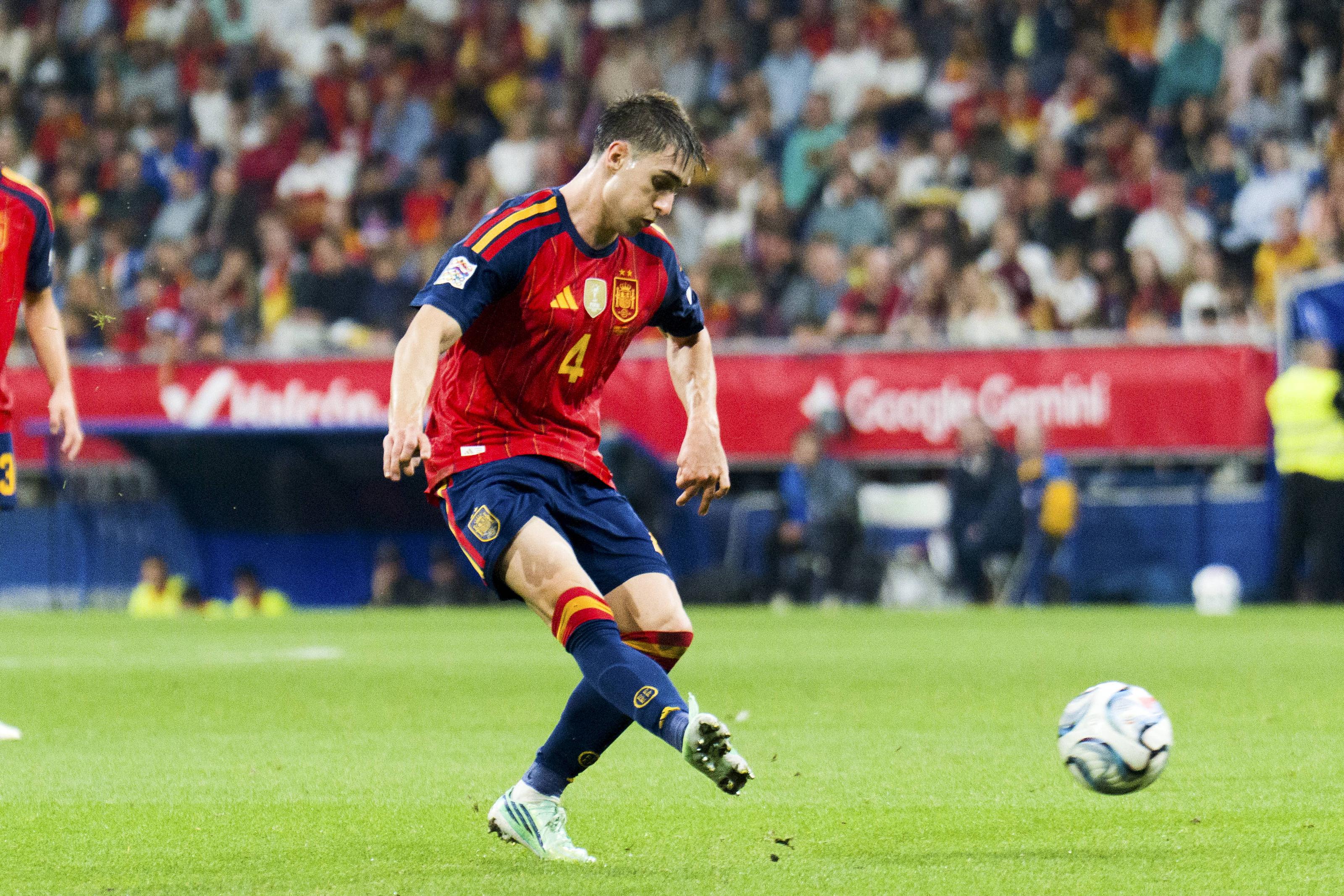 Iván Fresneda, titular no lado direito da defesa no Espanha-Chéquia