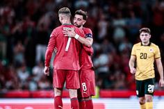 Cristiano Ronaldo a entregar a braçadeira de capitão a Bruno Fernandes