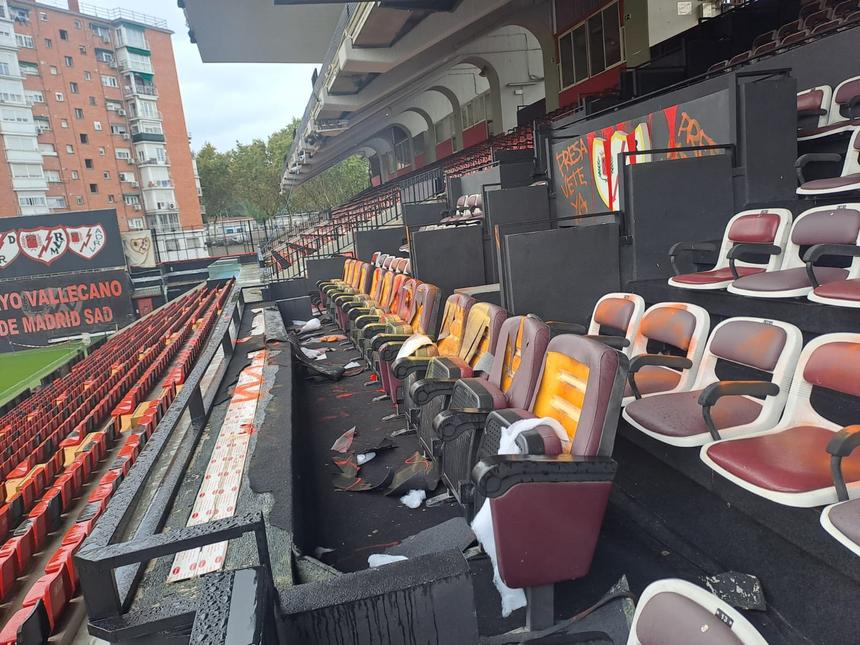 Bancos rasgados e estruturas pinturas em Vallecas - Foto: Rayo Vallecano