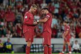 Cristiano Ronaldo a entregar a braçadeira de capitão a Bruno Fernandes