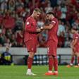 Cristiano Ronaldo a entregar a braçadeira de capitão a Bruno Fernandes