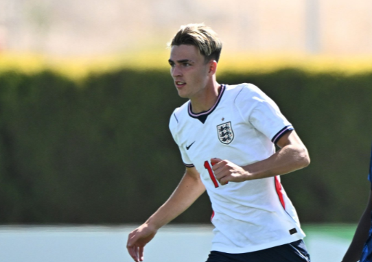 Jesse Derry tem sido pouco utilizado por Rui Borges mas esteve em ação em 160 minutos pelos sub-20 de Inglaterra (Foto X/The England Academy)