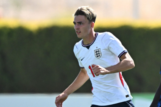Jesse Derry em destaque ao serviço dos sub- de Inglaterra - Foto: X/The England Academy