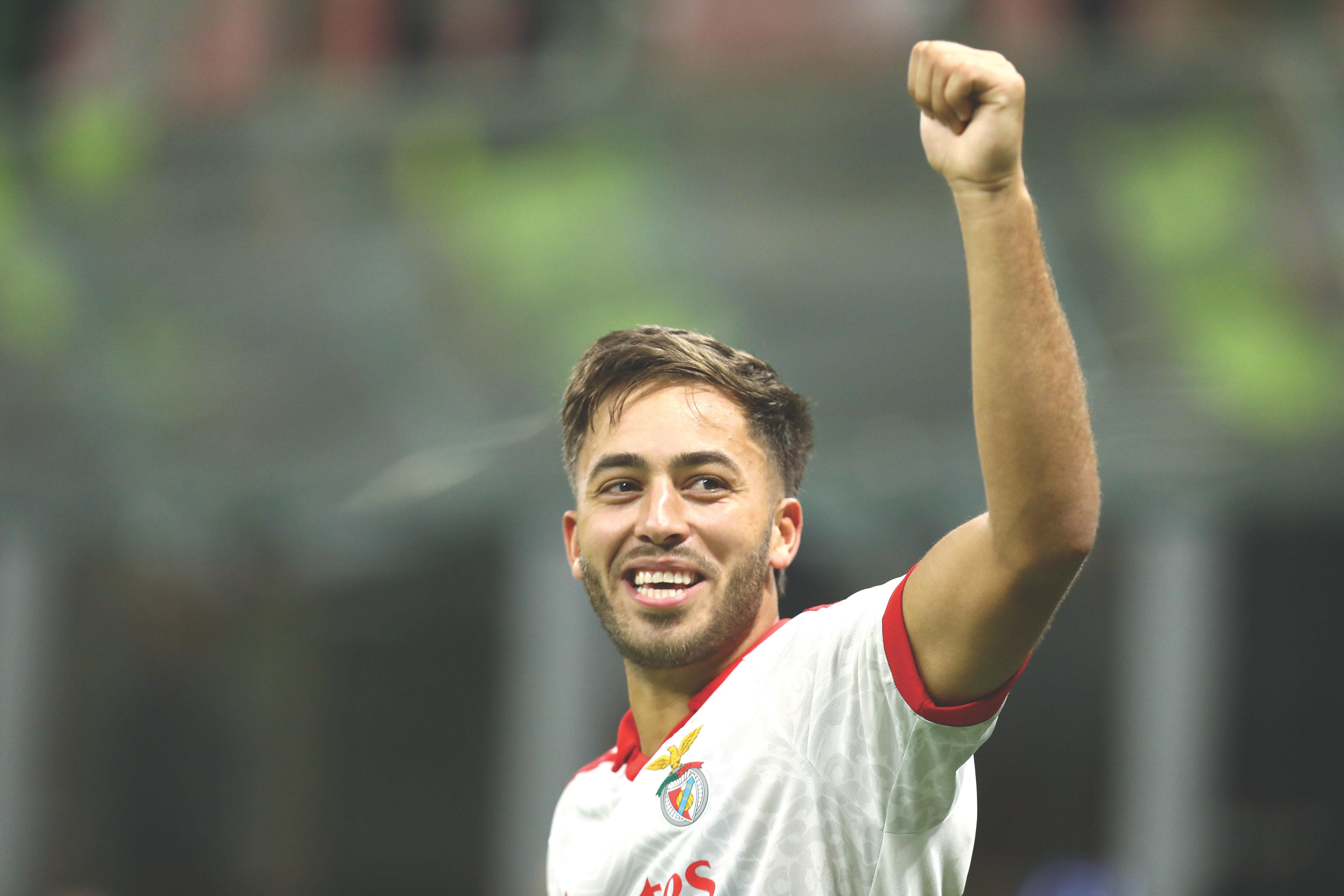 El Karouani, 25 anos, sorridente depois da vitória do Benfica sobre o Milan em Itália — Foto: IMAGO