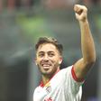 El Karouani, 25 anos, sorridente depois da vitória do Benfica sobre o Milan em Itália — Foto: IMAGO