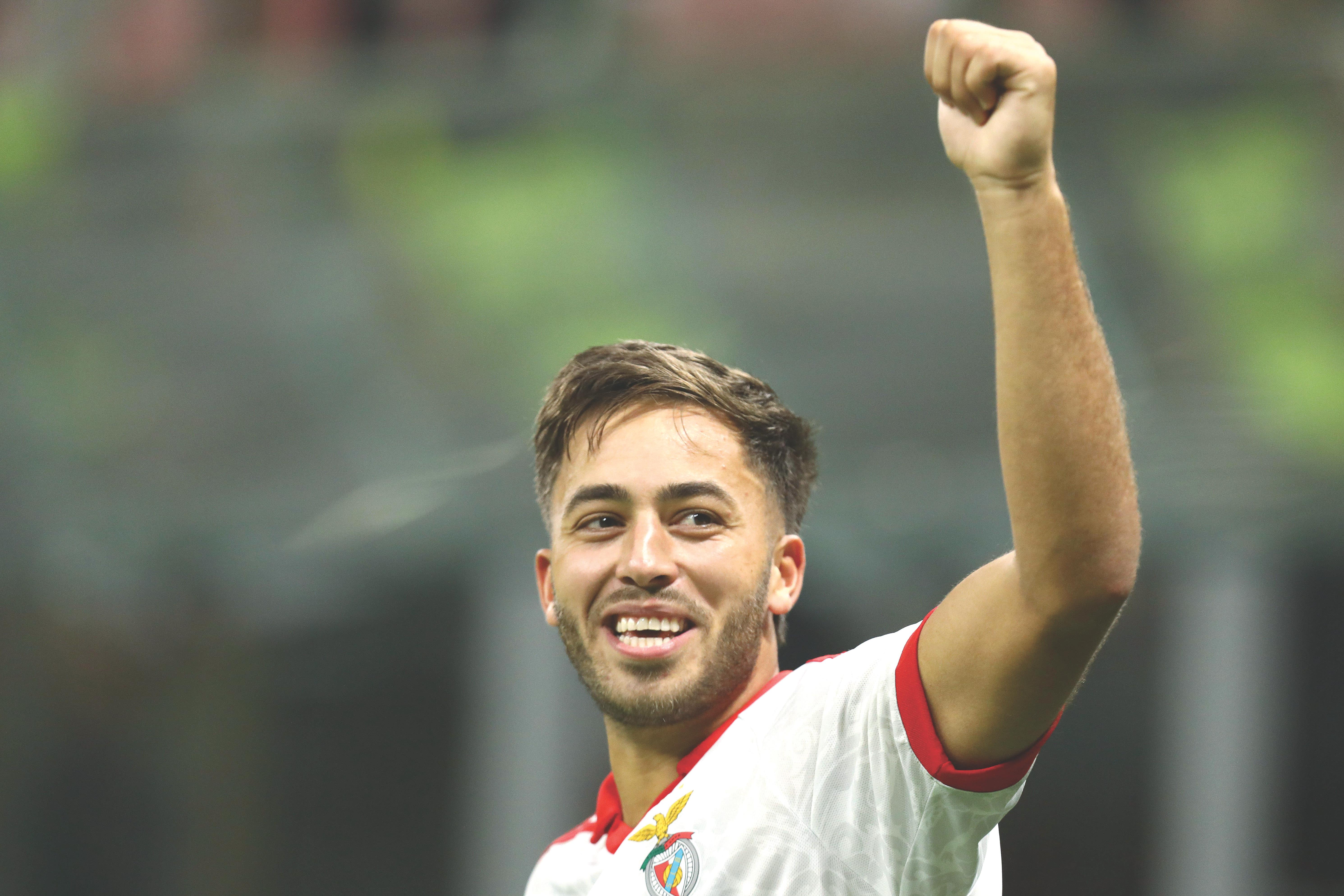 El Karouani, 25 anos, sorridente depois da vitória do Benfica sobre o Milan em Itália — Foto: IMAGO