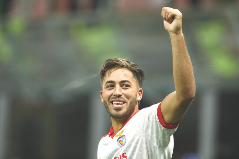 El Karouani, 25 anos, sorridente depois da vitória do Benfica sobre o Milan em Itália — Foto: IMAGO