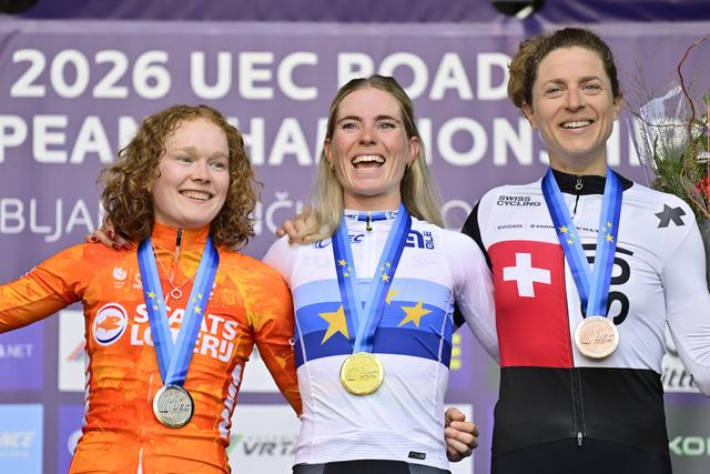 Campeã Demi Vollering com Puck Pieterse (prata) e Marlen Reusser (bronze) no pódio dos Europeus de fundo