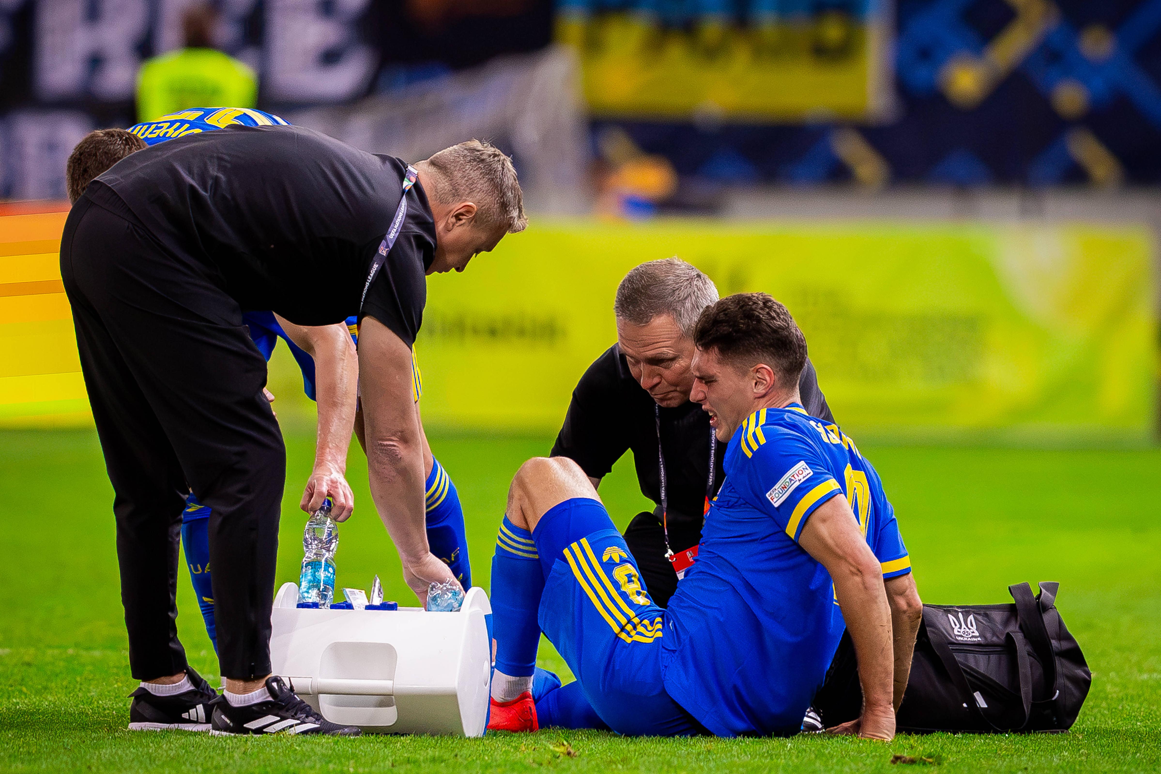 Sudakov não escondeu a dor quando foi assistido no relvado pela equipa médica no jogo com Irlanda do Norte — Foto: IMAGO