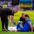 Sudakov não escondeu a dor quando foi assistido no relvado pela equipa médica no jogo com Irlanda do Norte — Foto: IMAGO