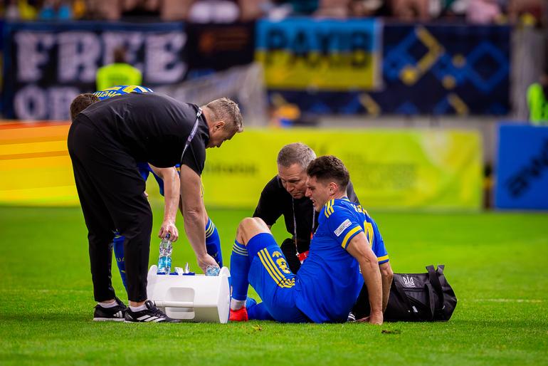 Sudakov, Benfica/Ucrânia - sofreu uma entrada forte contra a Irlanda do Norte no pé direito e prepara regresso ao Seixal, onde há apreensão quanto à seriedade da lesão — Foto: IMAGO