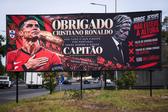 Cartaz de apoio a Ronaldo e ataque a Jesus - foto: EPA/RODRIGO ANTUNES
