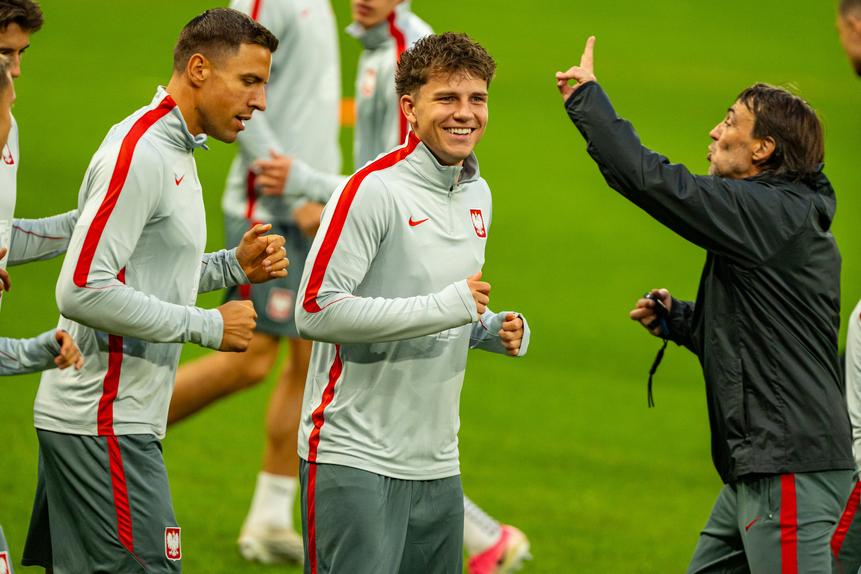Pietuszewski com Bednarek na seleção polaca — Foto: Imago