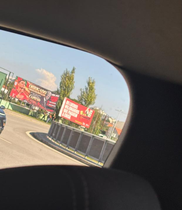 Cartaz de apoio a Ronaldo e ataque a Jesus no Porto