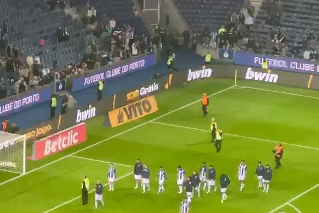 Equipa do FC Porto deixa relvado do Dragão a ouvir assobios