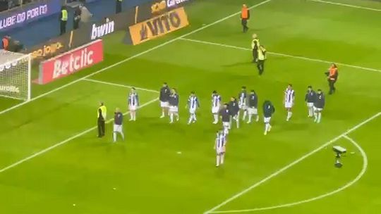 Equipa do FC Porto deixa relvado do Dragão a ouvir assobios