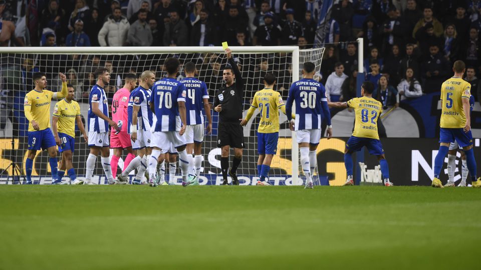 Estoril vê penálti revertido no Dragão e... marca de livre (vídeo)