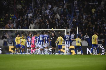 Estoril vê penálti revertido no Dragão e... marca de livre (vídeo)